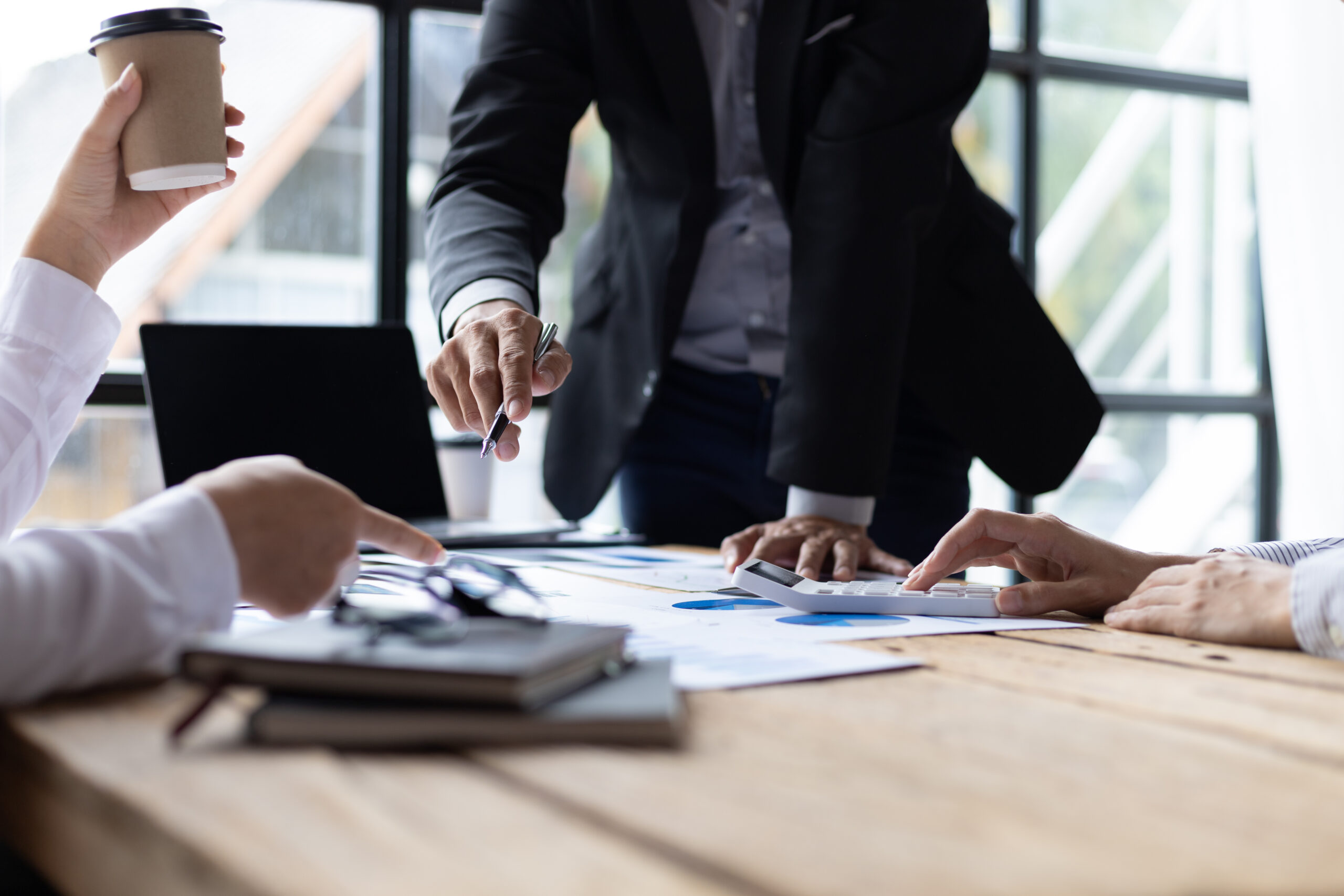 El Abuso de la Temporalidad en España: Análisis de la Sentencia del TJUE company-corporate-meeting-business-people-brainst-2024-04-03-21-14-43-utc