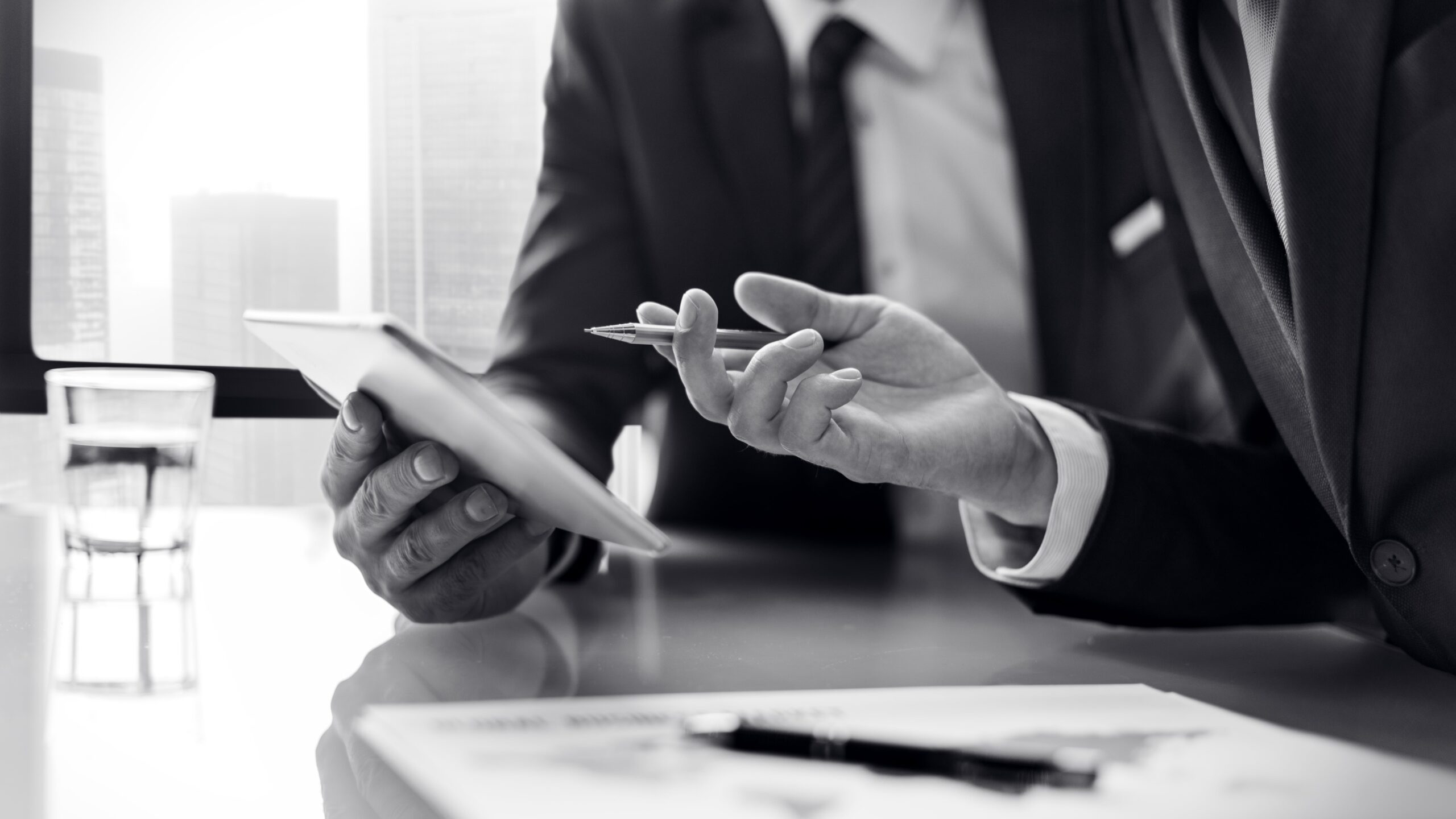 Assessorament en Dret Mercantil a Berga: Solucions Jurídiques per a Empreses amb Fernández Advocats coworkers-team-brainstorming-2025-02-10-03-55-43-utc-min