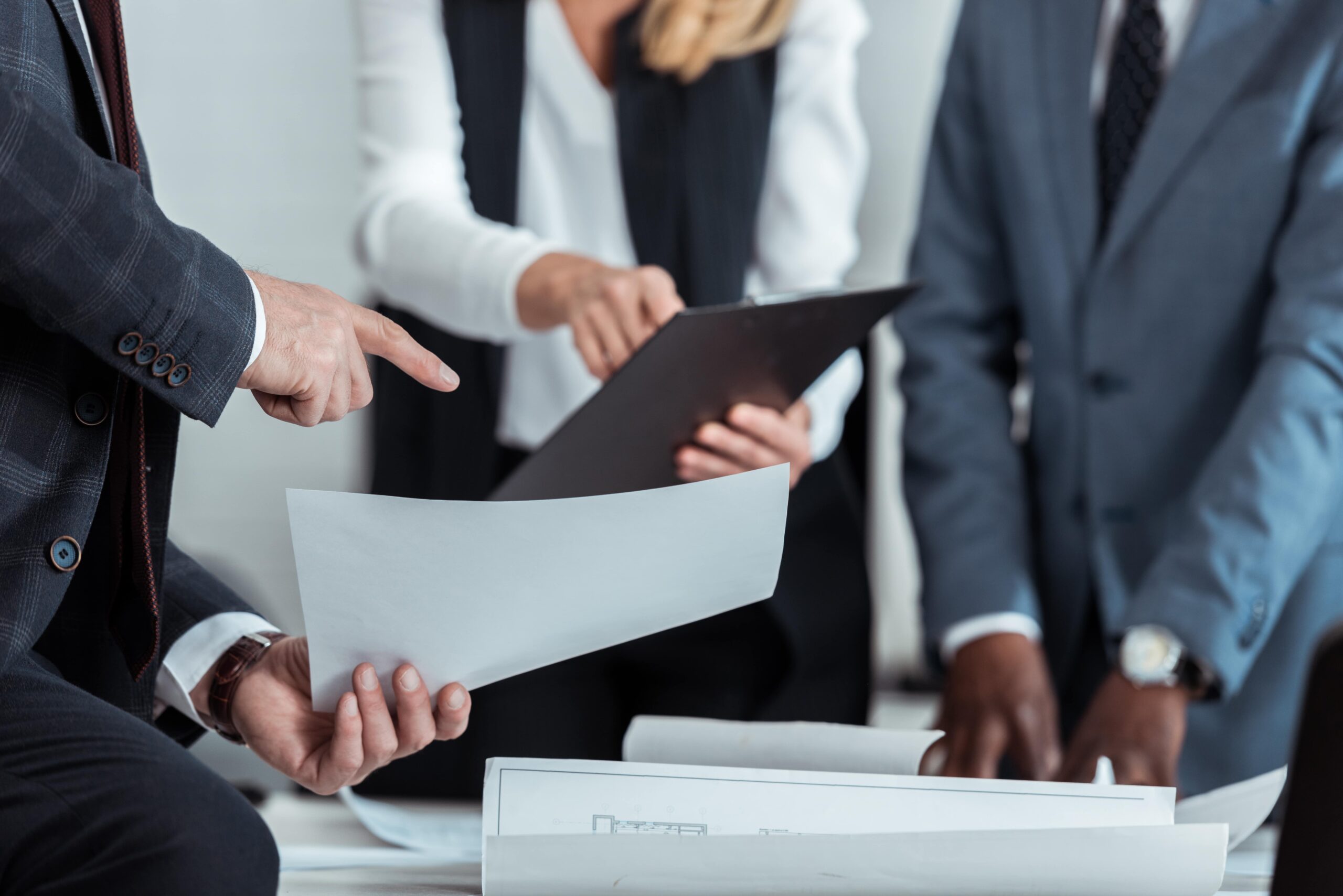 Concurs sense massa i FOGASA: Solució efectiva per als treballadors cropped-view-of-businesswoman-holding-clipboard-ne-2024-11-11-09-59-18-utc (2)-min (1)