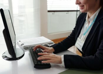 funcionario trabajando en la administrción pública