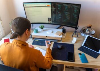 Denegació de rehabilitació de condició de funcionària de carrera per raó de fets delictius comesos quan aquesta era personal eventual rehabilitacion-funcionaria-inhabilitada-stsj-andalucia-1084-2025