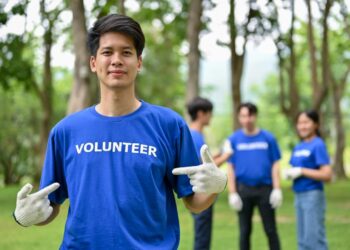 Persona realizando funciones de voluntariado bajo dirección laboral en una administración pública