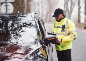 Control d’alcoholèmia realitzat per agents de trànsit en una via pública