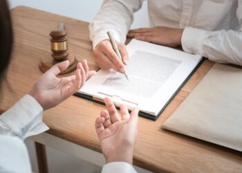 Persona otorgando una designación notarial de asistencia para planificar apoyos futuros