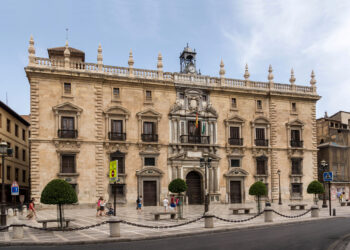 Abogado especializado en derecho administrativo revisando un expediente sancionador y la intervención del personal funcionario